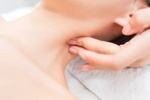 頸紋是怎么出現(xiàn)的?目前主流的去頸紋方式有哪些