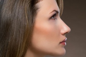 隆鼻之后有時(shí)會(huì)覺(jué)得鼻子是歪的，教你如何解決......